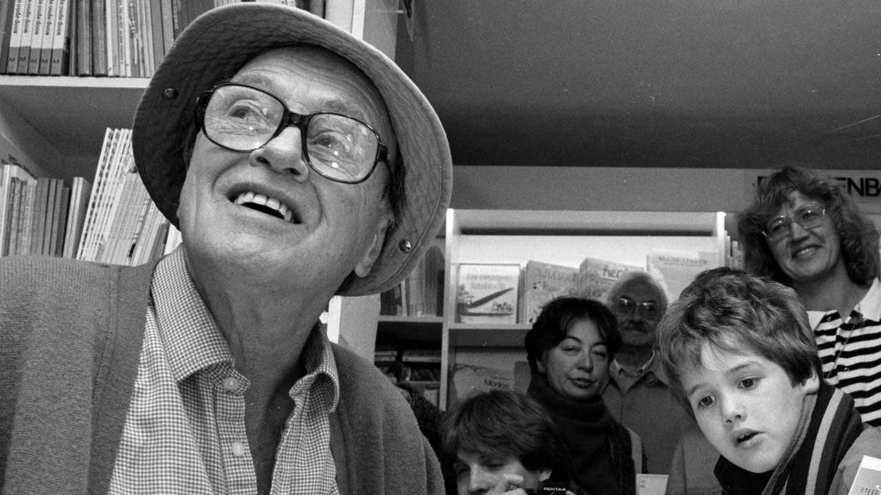 Roald Dahl signs books in Amsterdam in 1988. (Rob Bogaerts/Anefo/CC0 1.0)