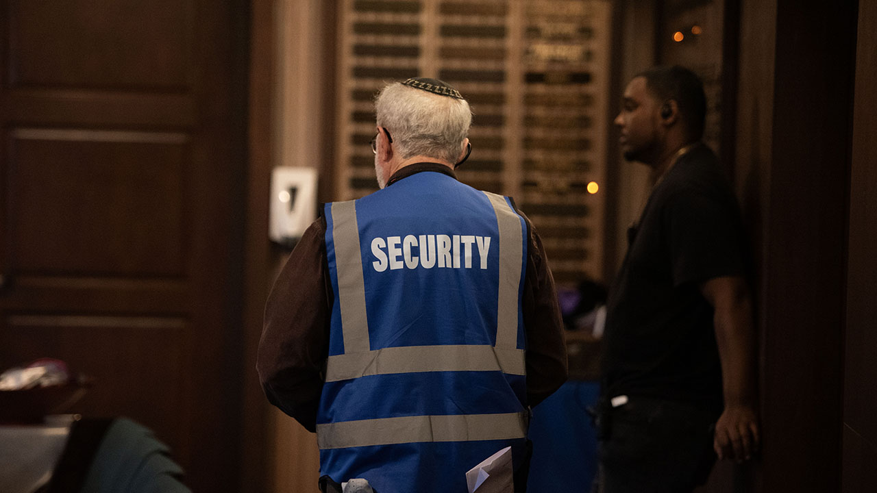 A member of security staff during a community safety event hosted by the Oakland Jewish Alliance at Temple Beth Abraham in Oakland, Sept. 7, 2025. (Aaron Levy-Wolins/J. Staff)