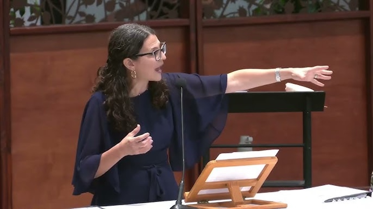 Rabbi Sharon Brous delivering a sermon at Ikar. (Courtesy Ikar)