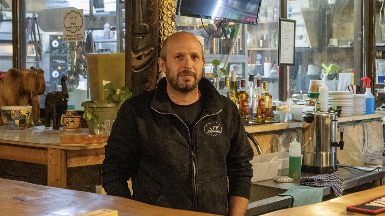 Daniel Dorfman, owner of Ayuni Pizza, has kept his restaurant open despite constant missile attacks from Hezbollah, March 2026. (Theia Chatelle)
