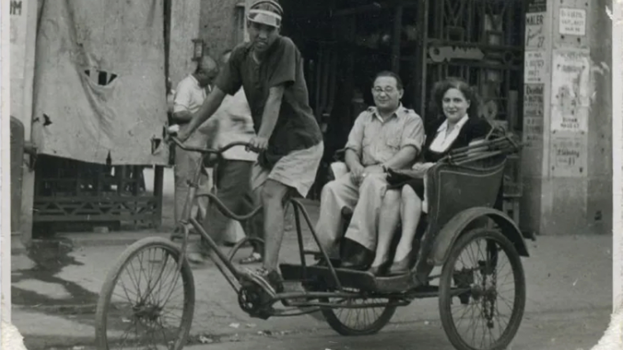A Jewish couple ride in a rickshaw in Shanghai in the late 1930s or early 1940s. (Courtesy Sino-Judaic Institute)
