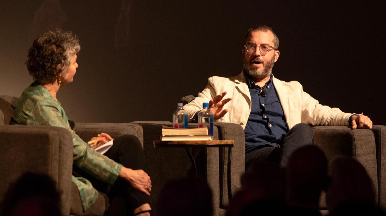 Brooklyn-based author Jonathan Safran Foer (right) talks with Elizabeth Rosner about his family and newfound appreciation for Jewish Family and Community Services East Bay at its annual fundraiser in Oakland, Oakland, April 19, 2026. (Aaron Levy-Wolins/J. Staff)