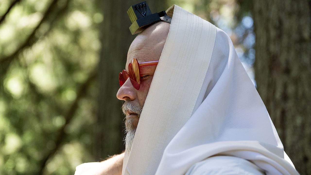 Rabbi Zac Kamenetz, founder of the Jewish psychedelic organization Shefa, prays in the Giant Sequoia Grove in Berkeley, Aug. 6, 2025. (Aaron Levy-Wolins/J. Staff)