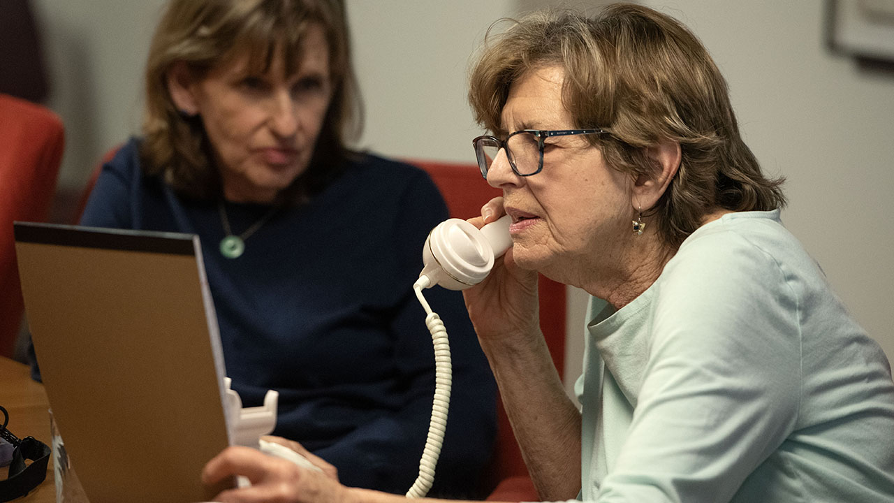 Kathy Saunders (left) sits next to her sister Ann Saunders Gordon as she records a story about her family’s history at our “History Is Calling!” event. (Aaron Levy-Wolins/J. Staff)