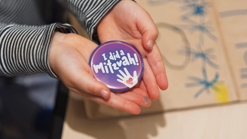 A JFCS volunteer at the Mitzvah Makers event