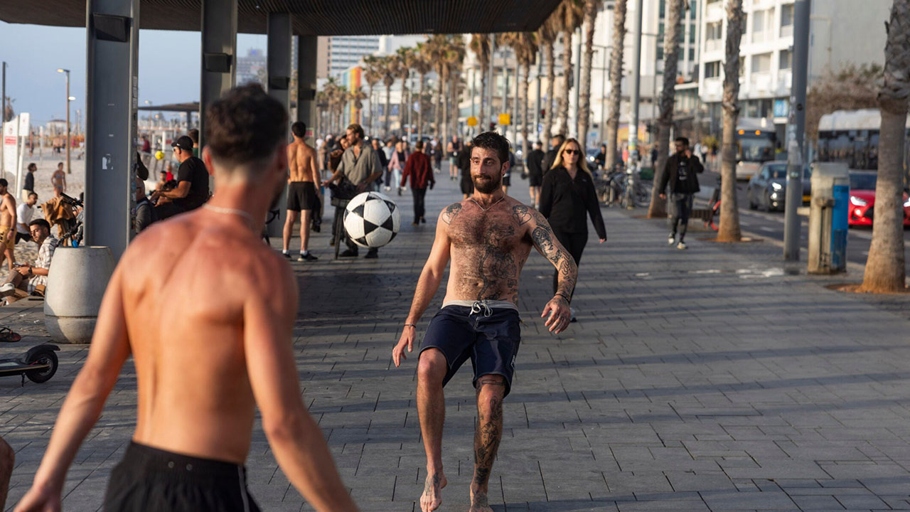 People enjoy the beach in Tel Aviv, following a ceasefire agreement between United States and Iran, April 9, 2026. (Chaim Goldberg/Flash90)