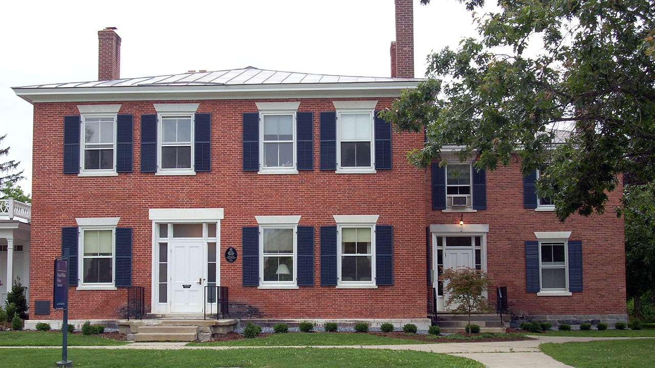 A building on the campus of Middlebury College. (PenelopeIsMe via Wikimedia CC BY-SA 3.0)