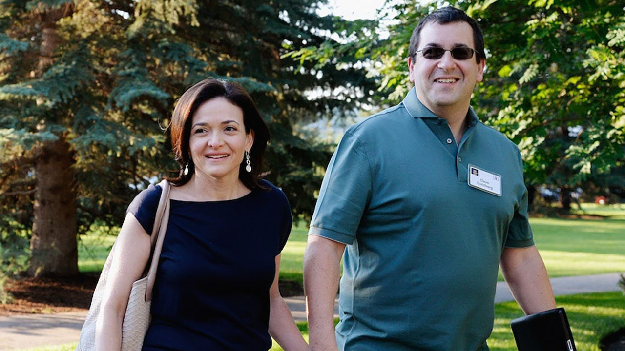 Dave Goldberg, right, with wife Sheryl Sandberg in Sun Valley, Idaho, July 10, 2013. (Kevork Djansezian/Getty Images)
