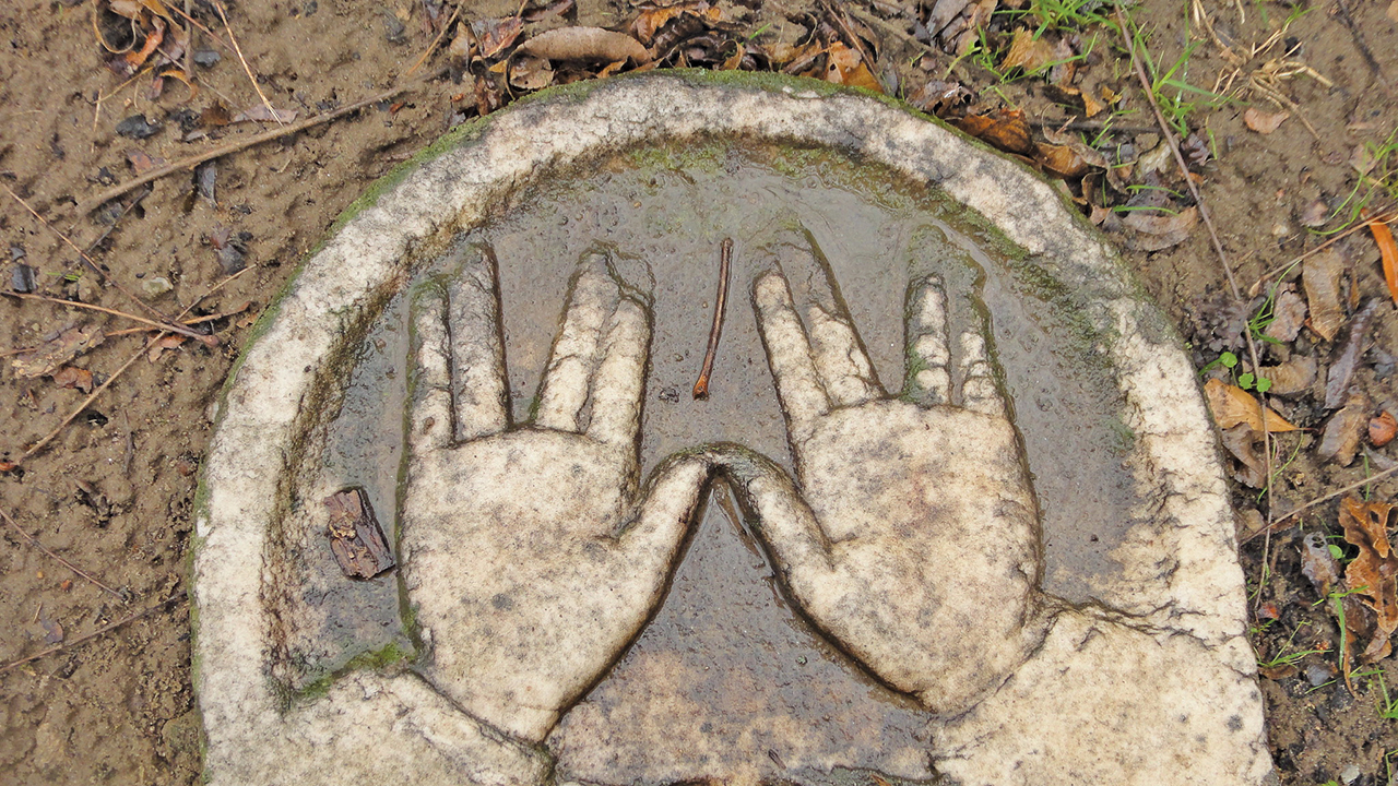 The hand gesture made during the Priestly Benediction on an old headstone. (evilgurl via Flickr CC BY-NC-ND 2.0)