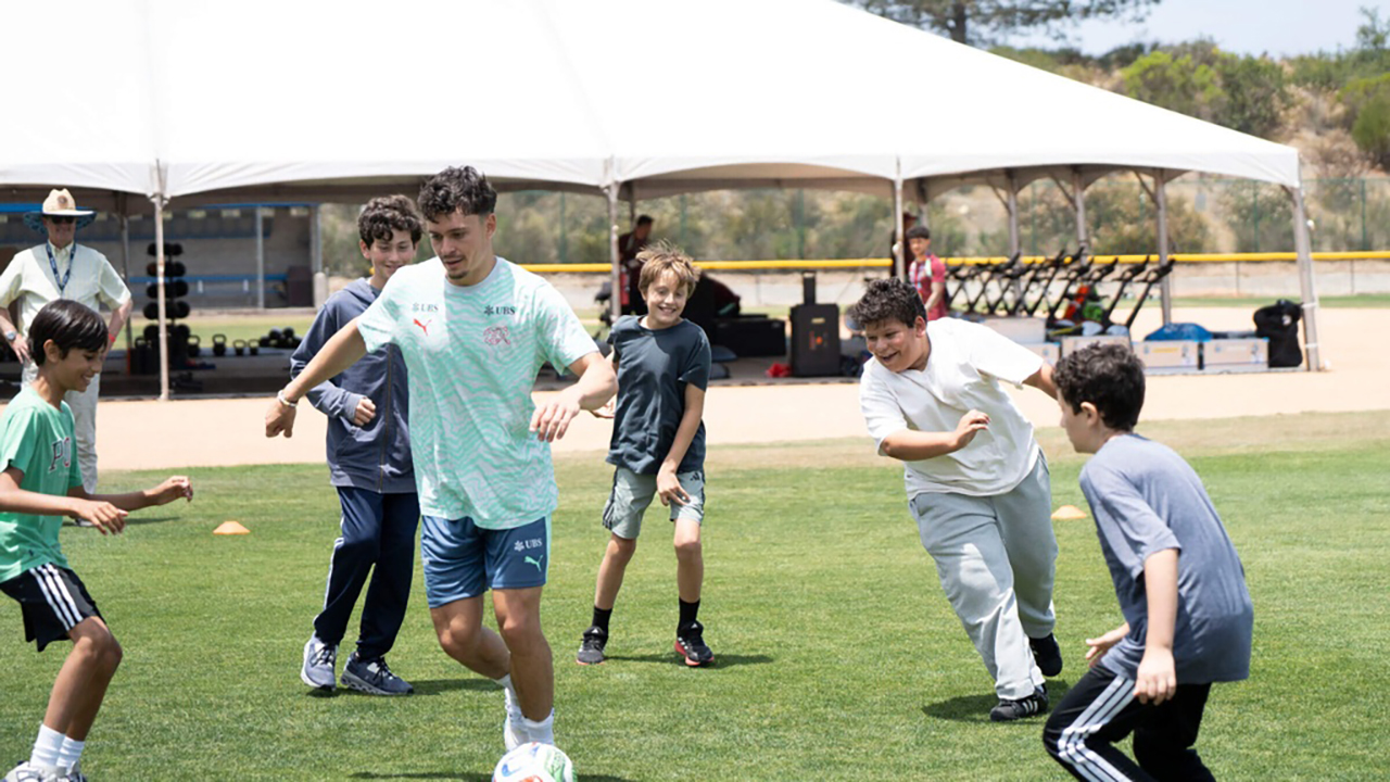 Swiss winger Fabian Rieder plays with San Diego Jewish Academy students. (Courtesy of San Diego Jewish Academy)