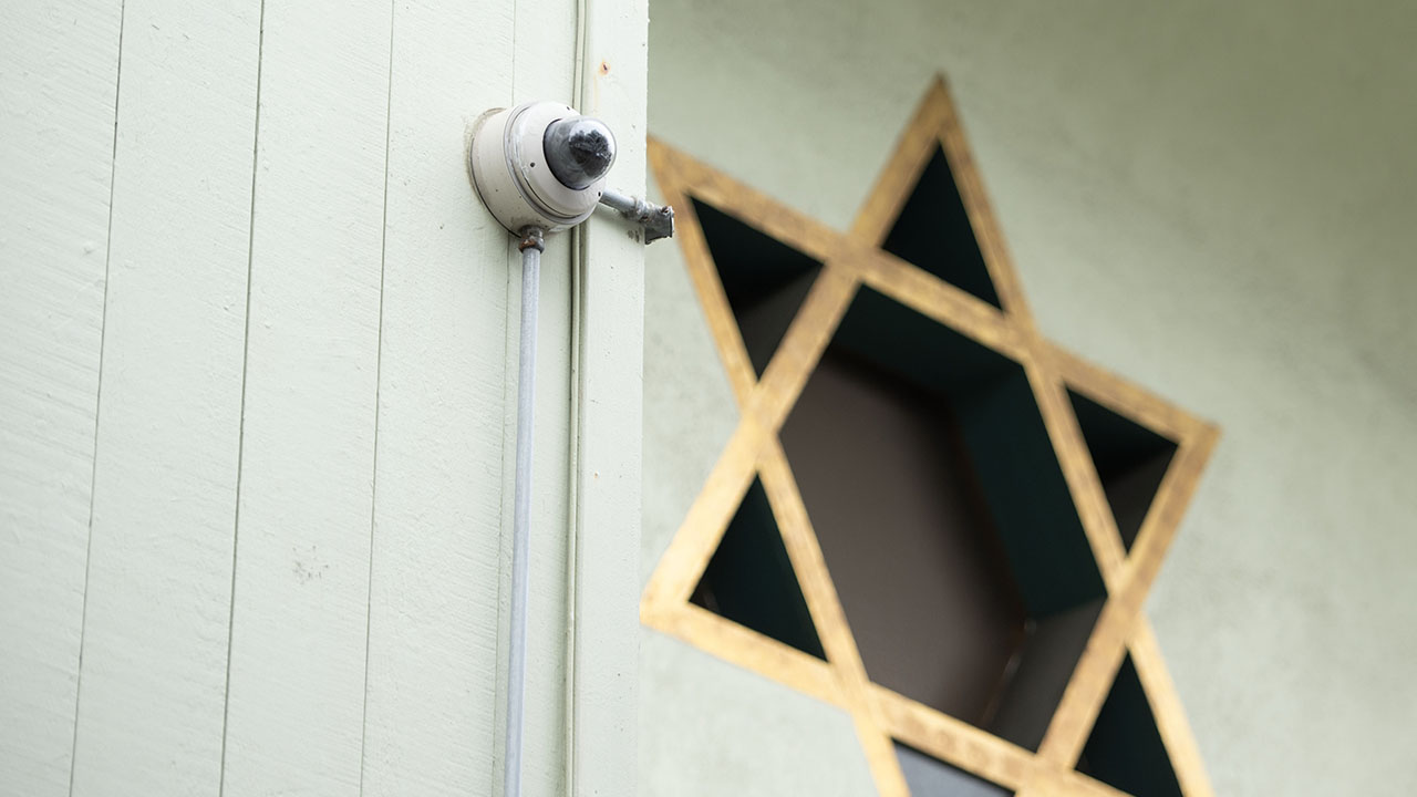 A security camera watches the entrance to a synagogue in San Francisco. (Aaron Levy-Wolins/J. Staff)