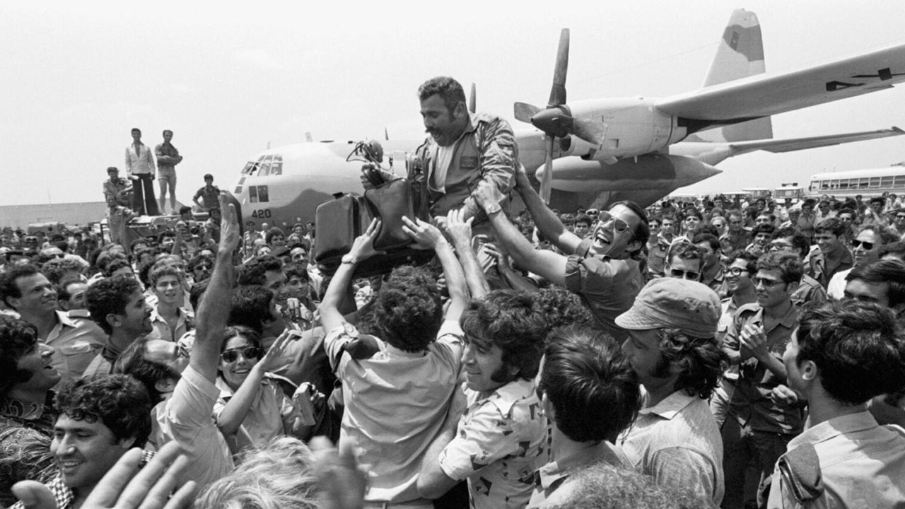 A crowd lifts the squadron leader of the Entebbe raid on his return to Israel, July 4, 1976. (David Rubinger/CORBIS/Corbis via Getty Images)