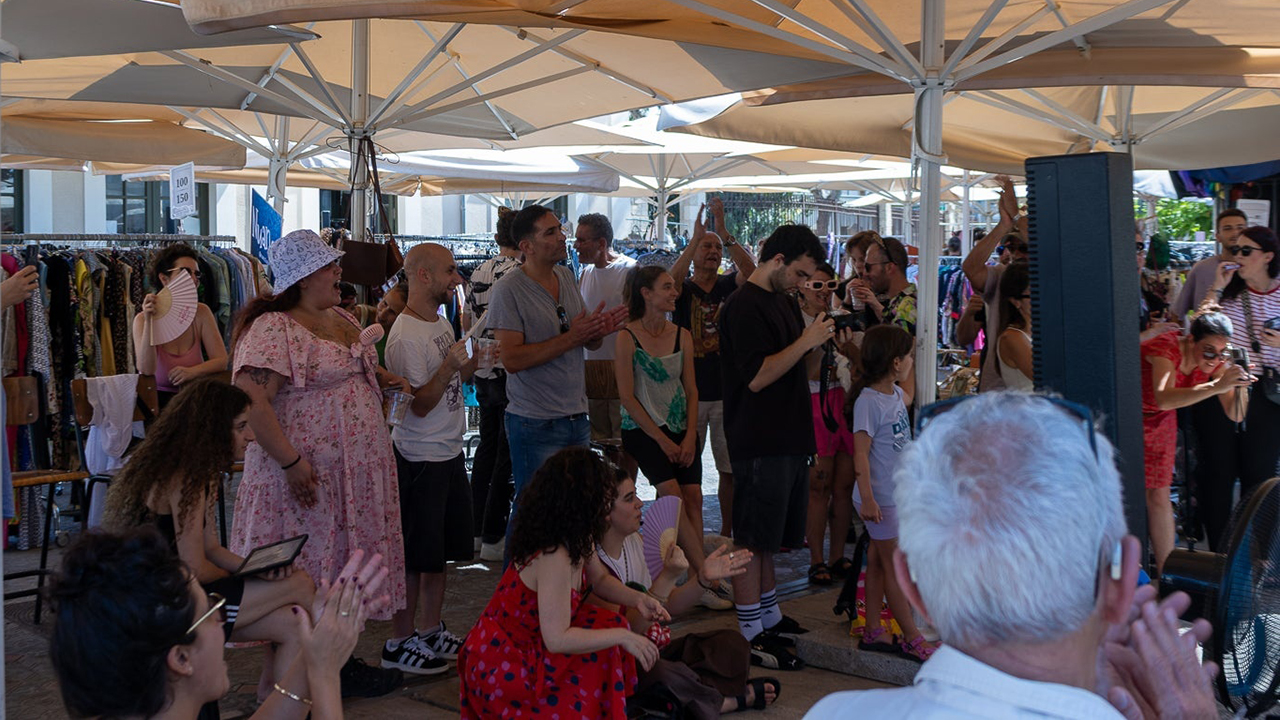 A crowd gathers to listen to Oren Pesso and his daughter Renee perform at Hatachana Park in Tel Aviv, July 24, 2026. (Theia Chatelle)